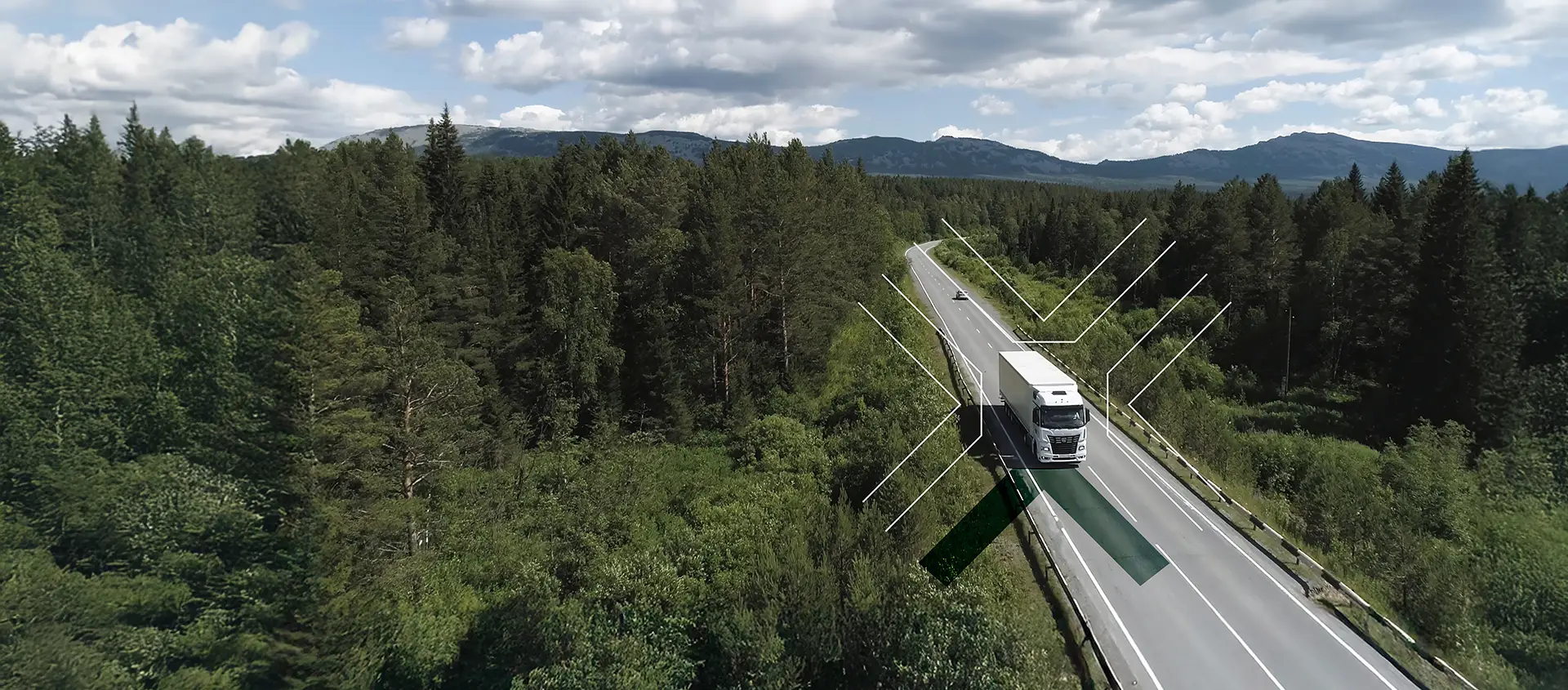 camion conduisant sur une autoroute fluide